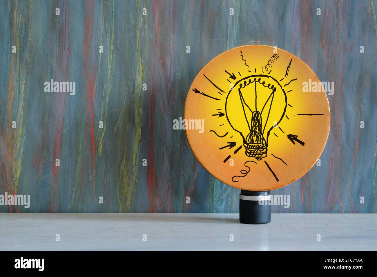 Geschäftskonzept: Brainstorming, Innovation, Idee, Problemlösung. Schild mit Glühbirne auf grungy Hintergrund, großer freier Kopierraum. Stockfoto