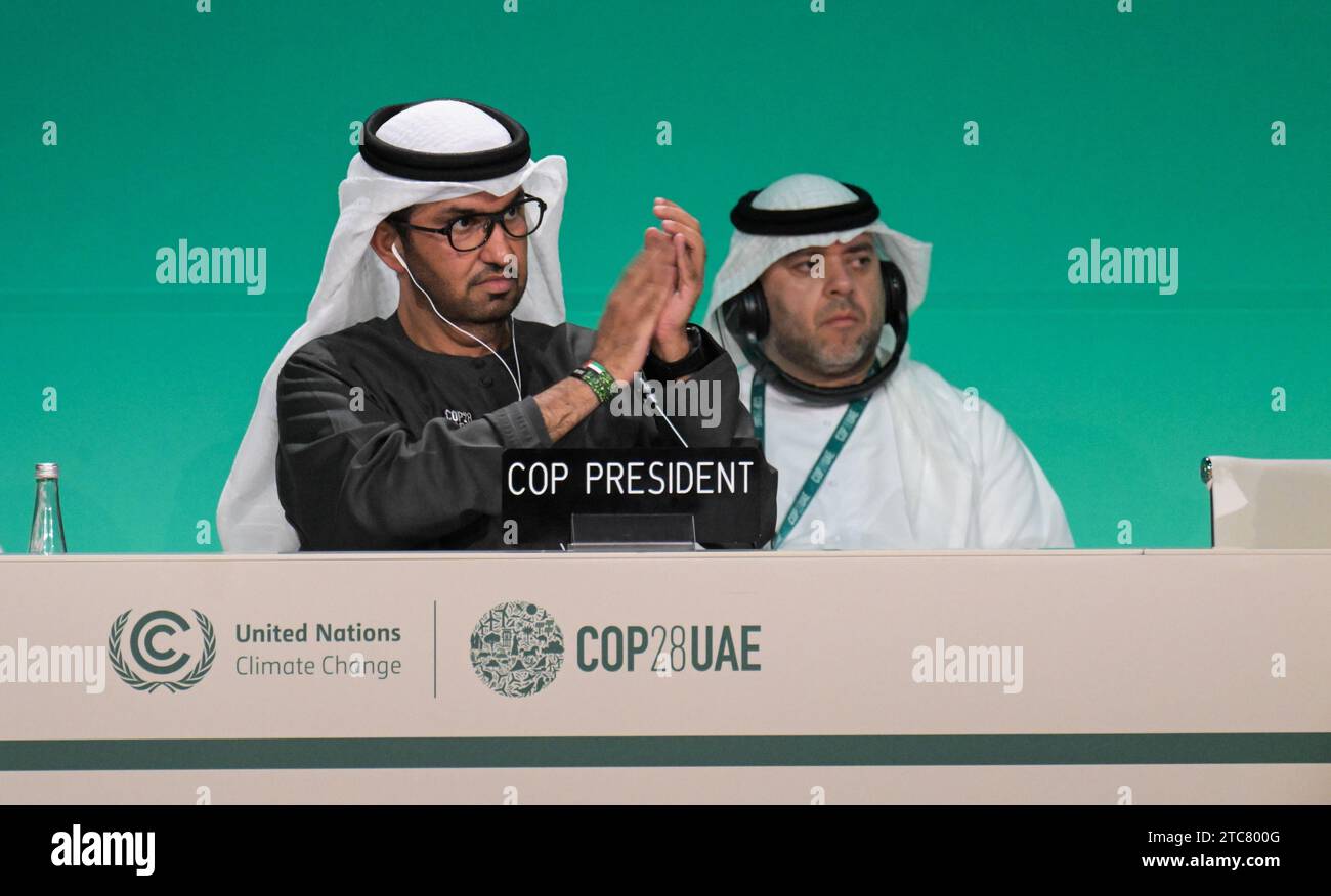 Dubai, Vereinigte Arabische Emirate. Dezember 2023. Sultan al-Jaber, Präsident der COP 28, applaudiert während einer Pressekonferenz auf der UN-Klimakonferenz COP 28. Zu den Hauptthemen der diesjährigen UN-Klimakonferenz gehört die Finanzierung der durch den Klimawandel verursachten Schäden. Quelle: Hannes P. Albert/dpa/Alamy Live News Stockfoto