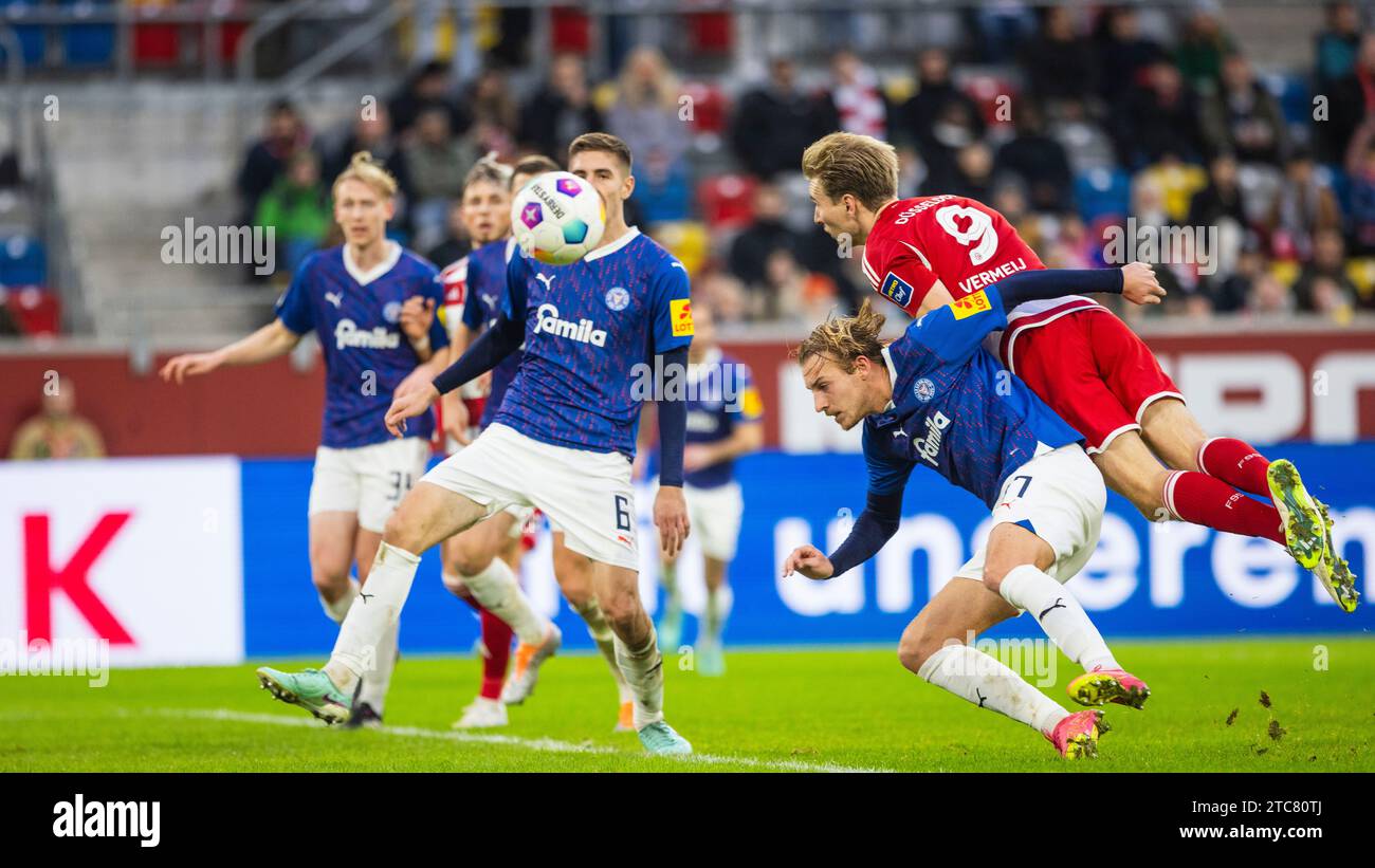 Düsseldorf, Deutschland. Dezember 2023. Vincent Vermeij (F95) gegen Timo Becker (Kiel) Fortuna Düsseldorf - Holstein Kiel 10.12.2023 Copyright (nur f Stockfoto