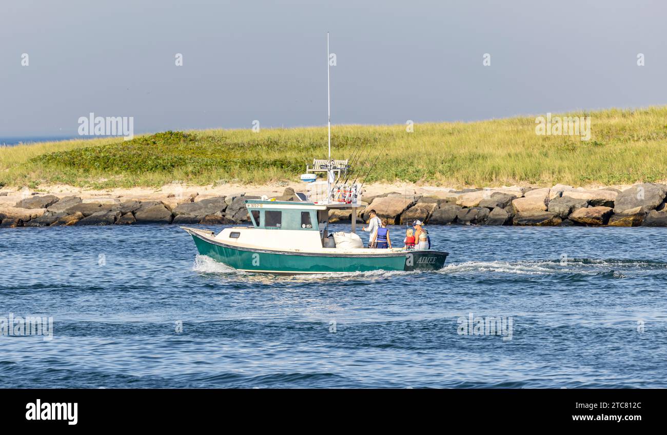 Motorboot fährt aus dem montauk-Einlass Stockfoto