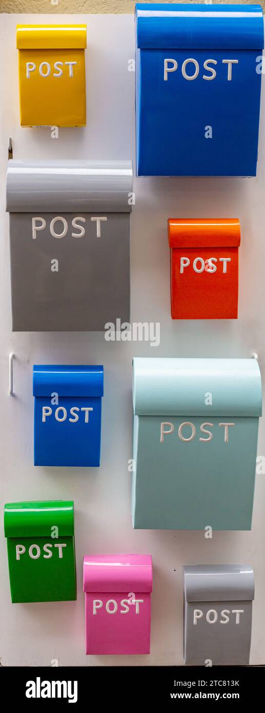 Briefkästen in verschiedenen Farben an der Wand Stockfoto