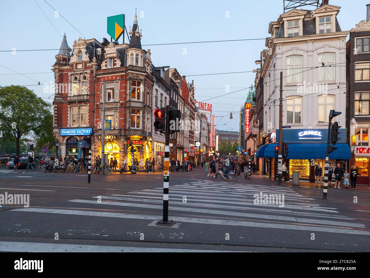 Muntplein Straße am Abend, Amsterdam, Niederlande Stockfoto