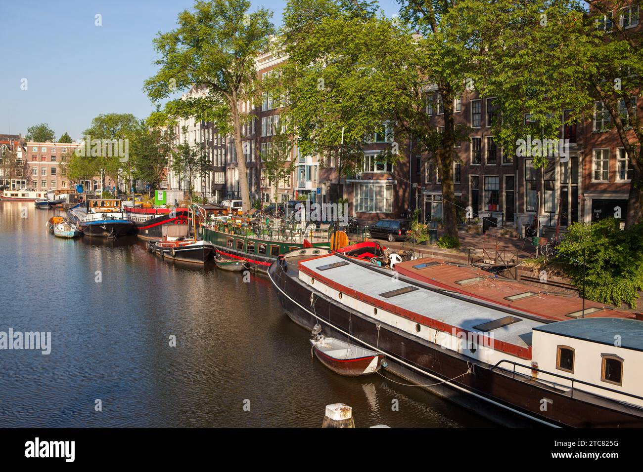 Hausboote entlang des Kanals, Oudeschans, Amsterdam, Niederlande Stockfoto