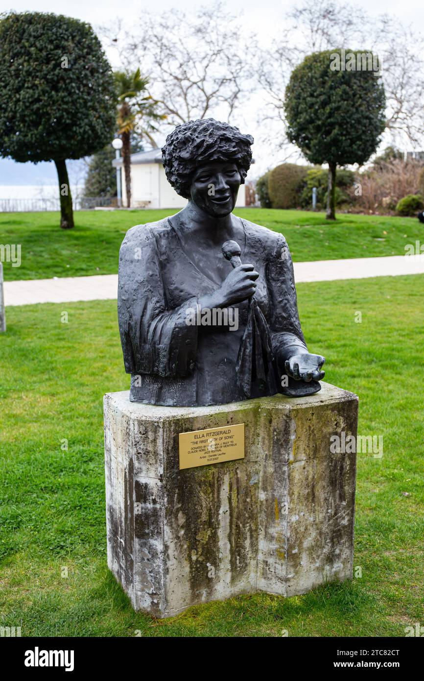 Montreux, Schweiz - 31. März 2018: Die Bronzestatue von Ella Fitzgerald, geschaffen von der Künstlerin Danielle Lauffer, steht in den Gärten des Montreux Palac Stockfoto