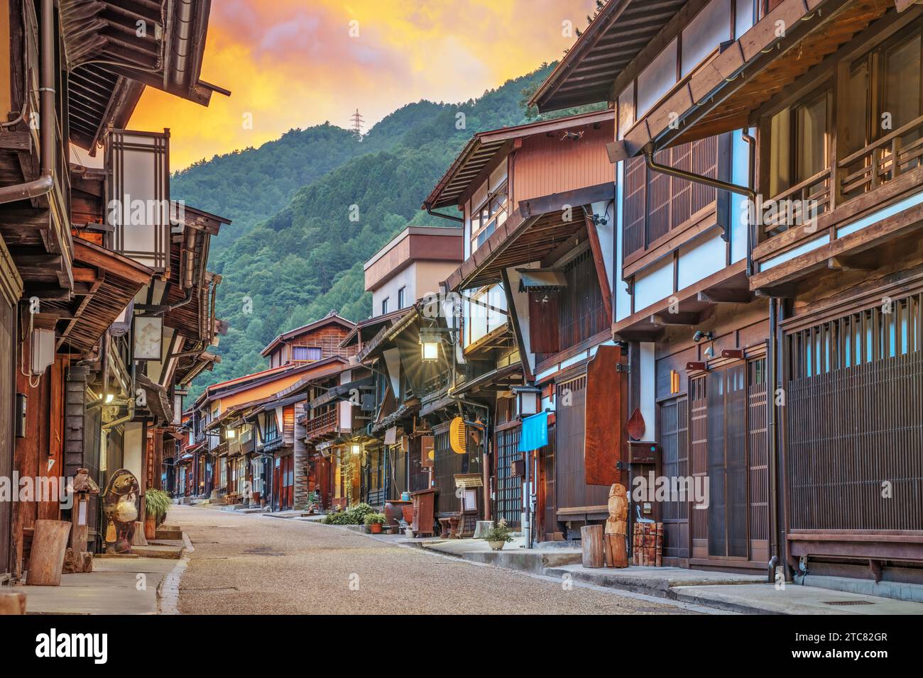 Narai-juku, Nagano, Japan historische Poststadt entlang der historischen Nakasendo-Route in der Abenddämmerung. Stockfoto