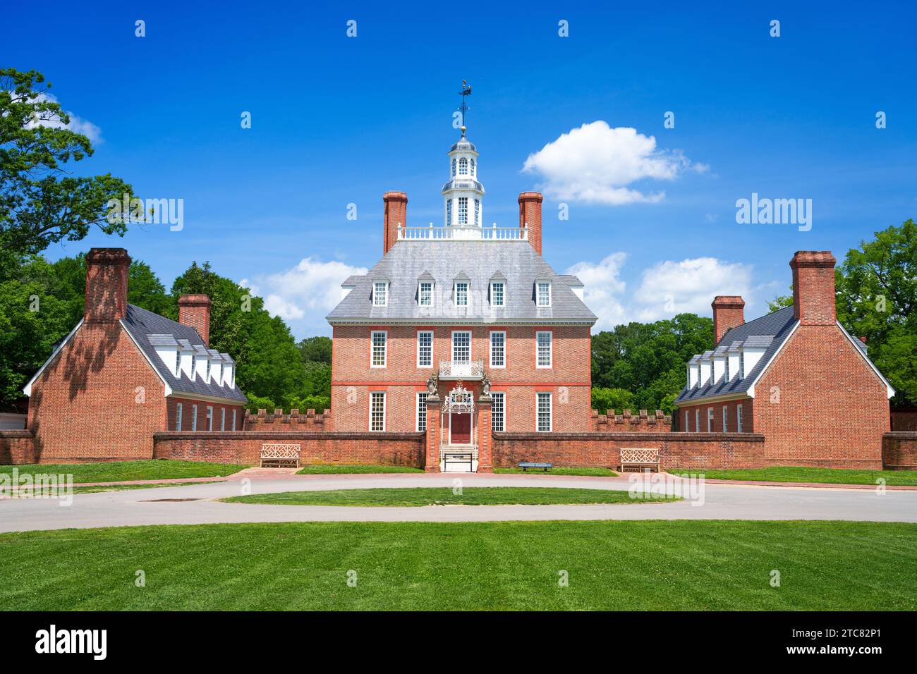 WILLIAMSBURG, VIRGINIA, USA - 8. MAI 2023: The Governor's Palace. Der Palast war die offizielle Residenz der königlichen Gouverneure der Jungfrau-Kolonie Stockfoto