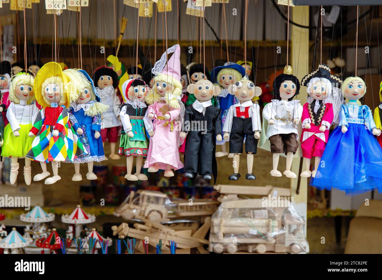 Prag, Tschechische Republik - 29. März 2018: Hölzerne Puppen verschiedener handgemachter Figuren auf dem Ostermarkt in Prag, Tschechische Republik Stockfoto