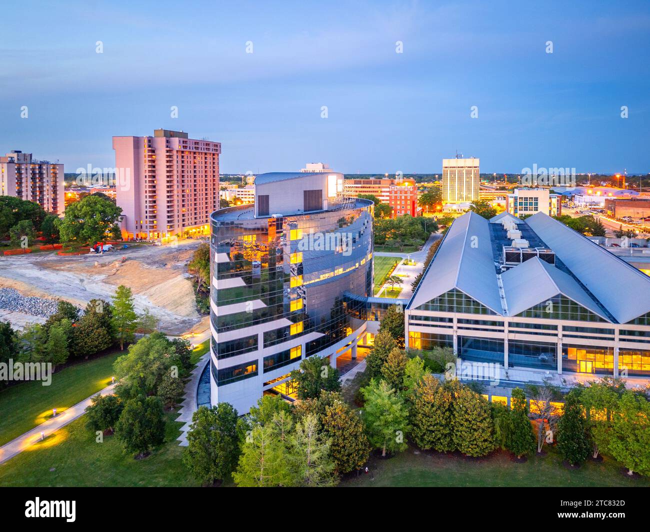 Newport News, Virginia, USA, Stadtbild in der Abenddämmerung. Stockfoto