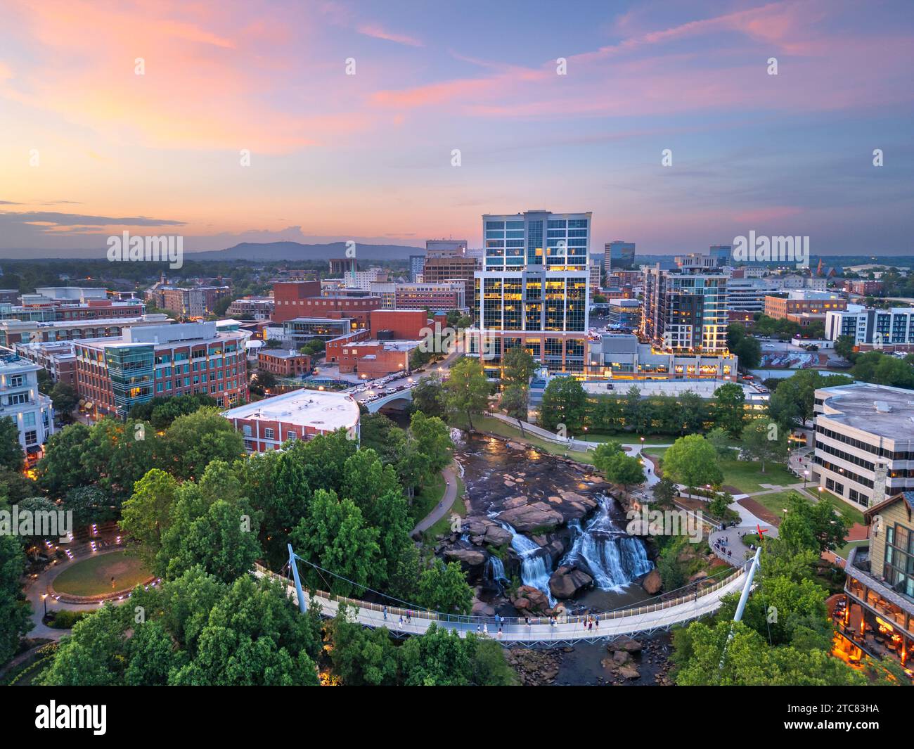 Greenville, South Carolina im Falls Park am Reedy Creek in der Abenddämmerung. Stockfoto