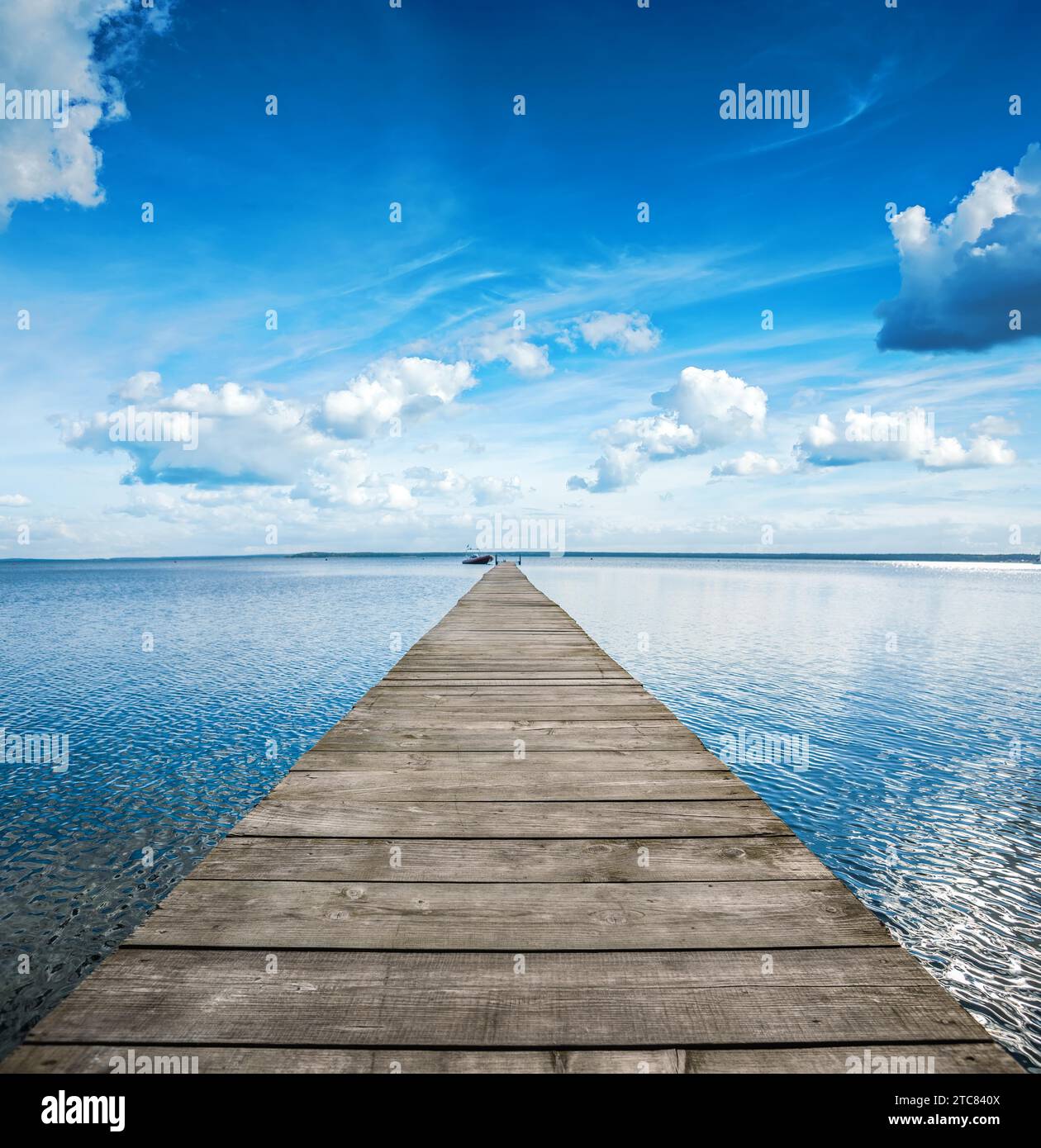 Alte Holzpier am großen blauen See Stockfoto