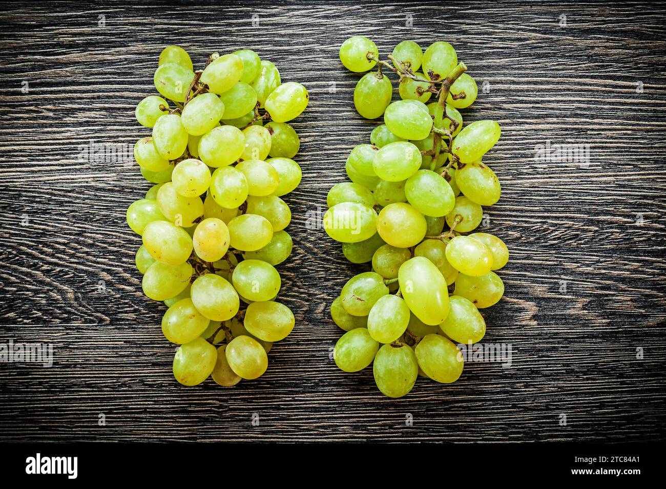 Ein Haufen grüner Trauben auf Holzbrett-Lebensmittelkonzept Stockfoto