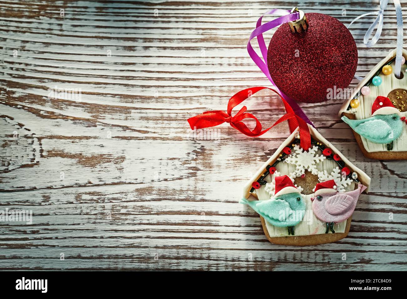 Weihnachtskugel Lebkuchenkekse auf Vintage-Holzbrett Stockfoto