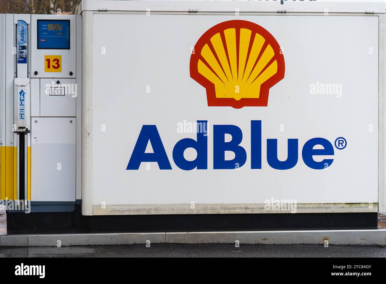Shell und AdBlue-Logo auf einer Kraftstoffpumpe in Mäntsälä, Finnland. November 2023. Stockfoto
