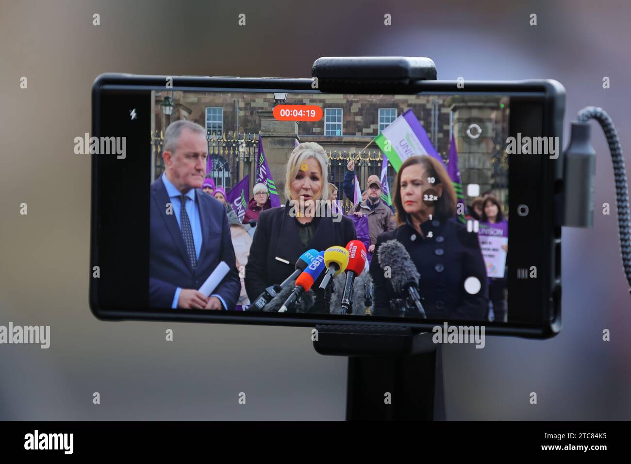 Ein Telefon meldet (von links nach rechts) Conor Murphy, Vizepräsidentin von Sinn Fein Michelle O’Neill und Präsidentin von Sinn Fein Mary Lou McDonald, der nach Gesprächen zwischen dem nordirischen Sekretär Chris Heaton-Harris und den wichtigsten politischen Parteien vor Hillsborough Castle sprach. Bilddatum: Montag, 11. Dezember 2023. Stockfoto