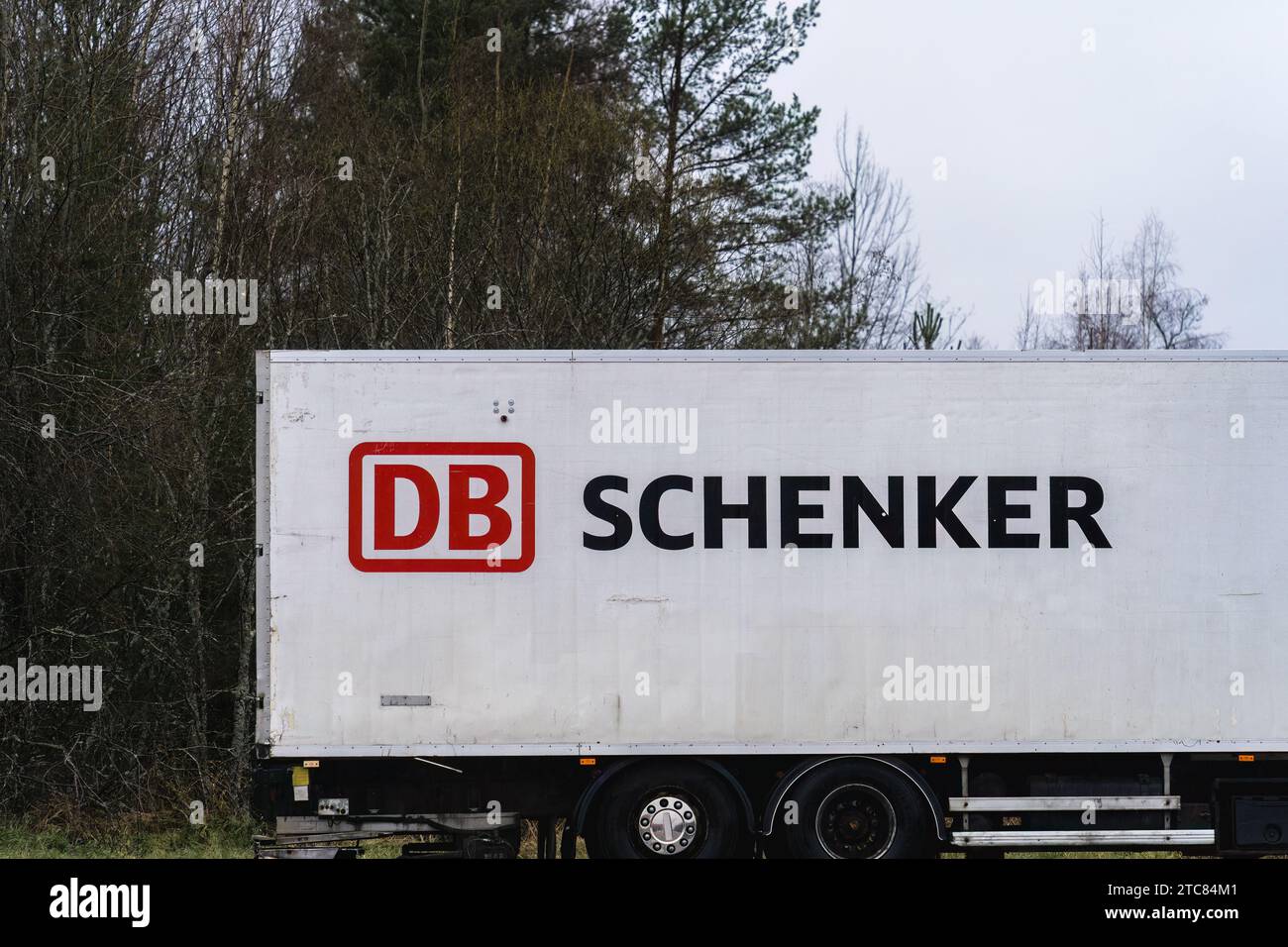 DB Schenker Logo auf einem geparkten Wohnwagen in Mäntsälä, Finnland. November 2023. Stockfoto