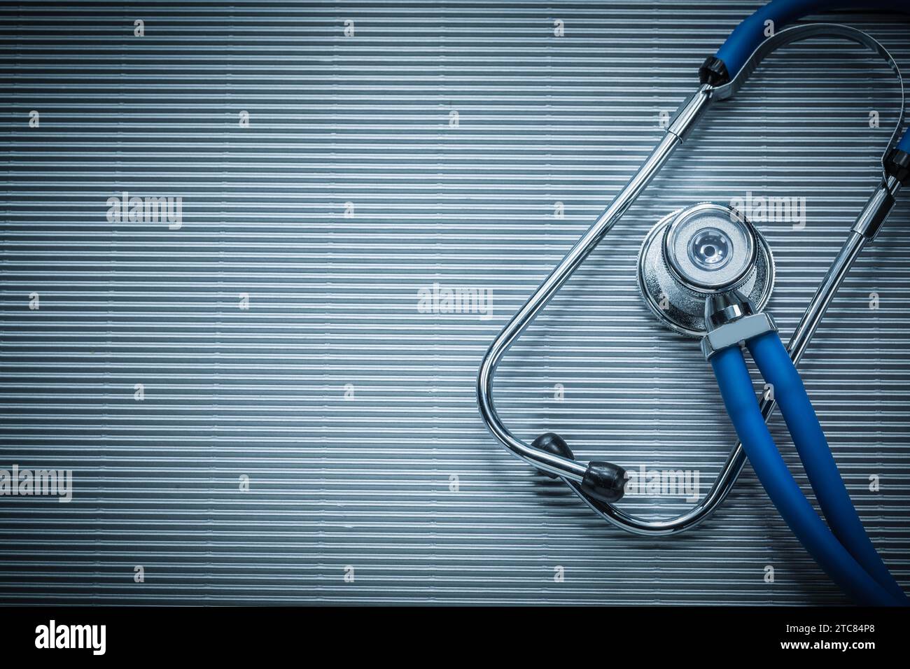 Medizinisches Auskultoskop auf gestreiftem Hintergrund Stockfoto