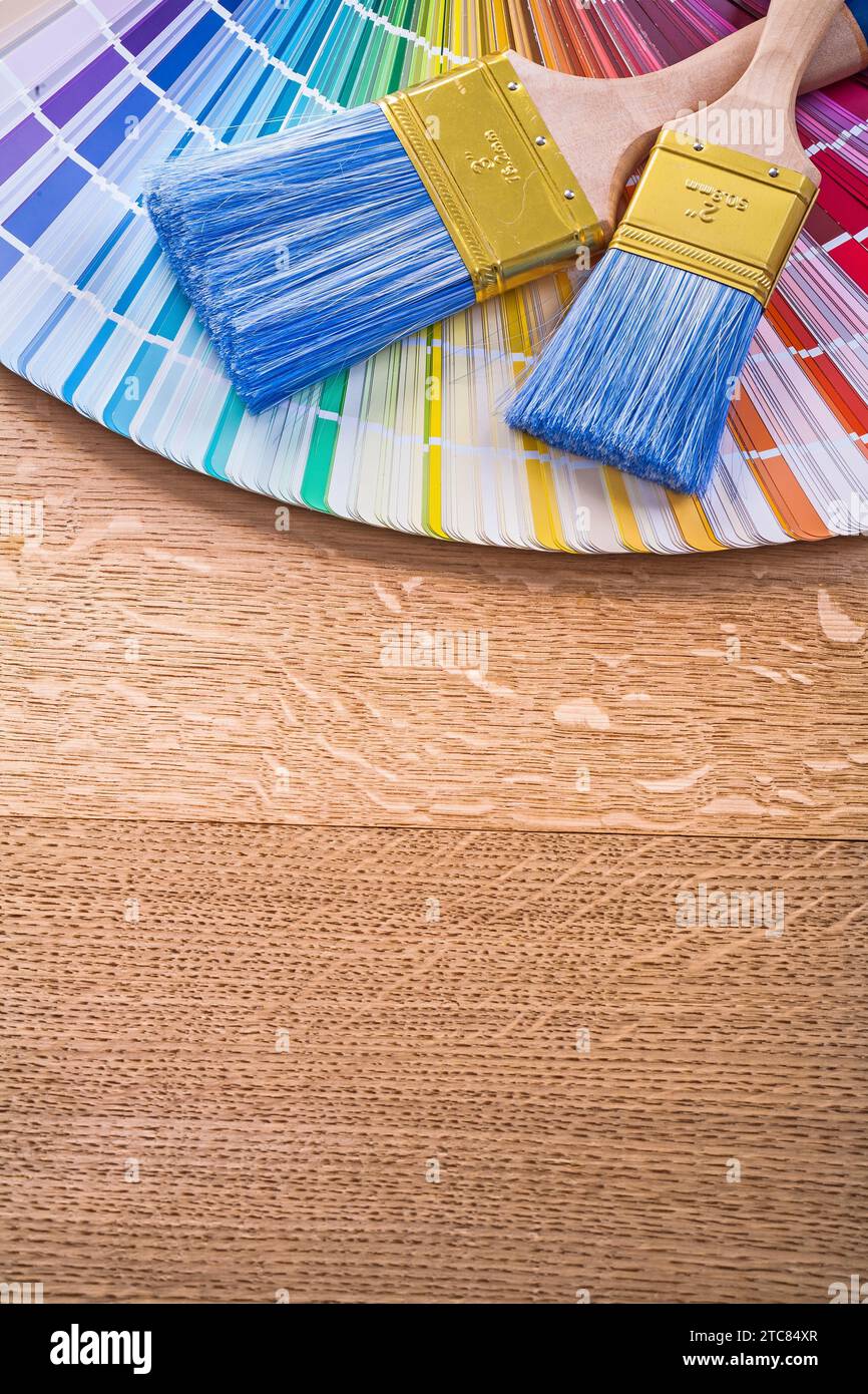 Lackpinsel und mehrfarbiger pantone-Lüfter auf Holzbrettern Stockfoto