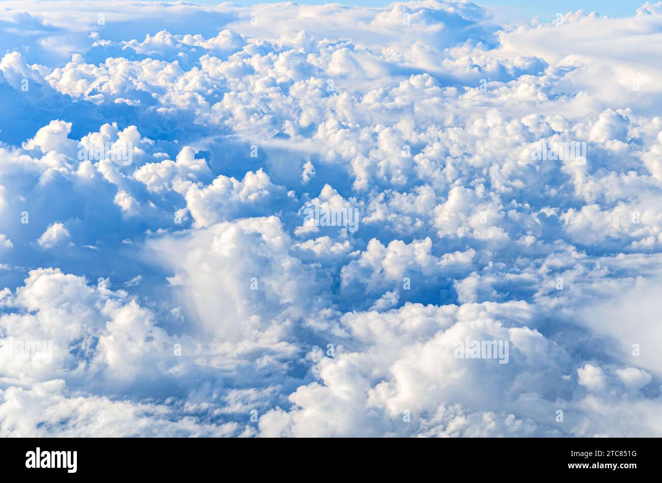 Blauer Himmel und seidig weiße Wolken mit beeindruckenden Formen, die man in den Höhen sehen kann Stockfoto