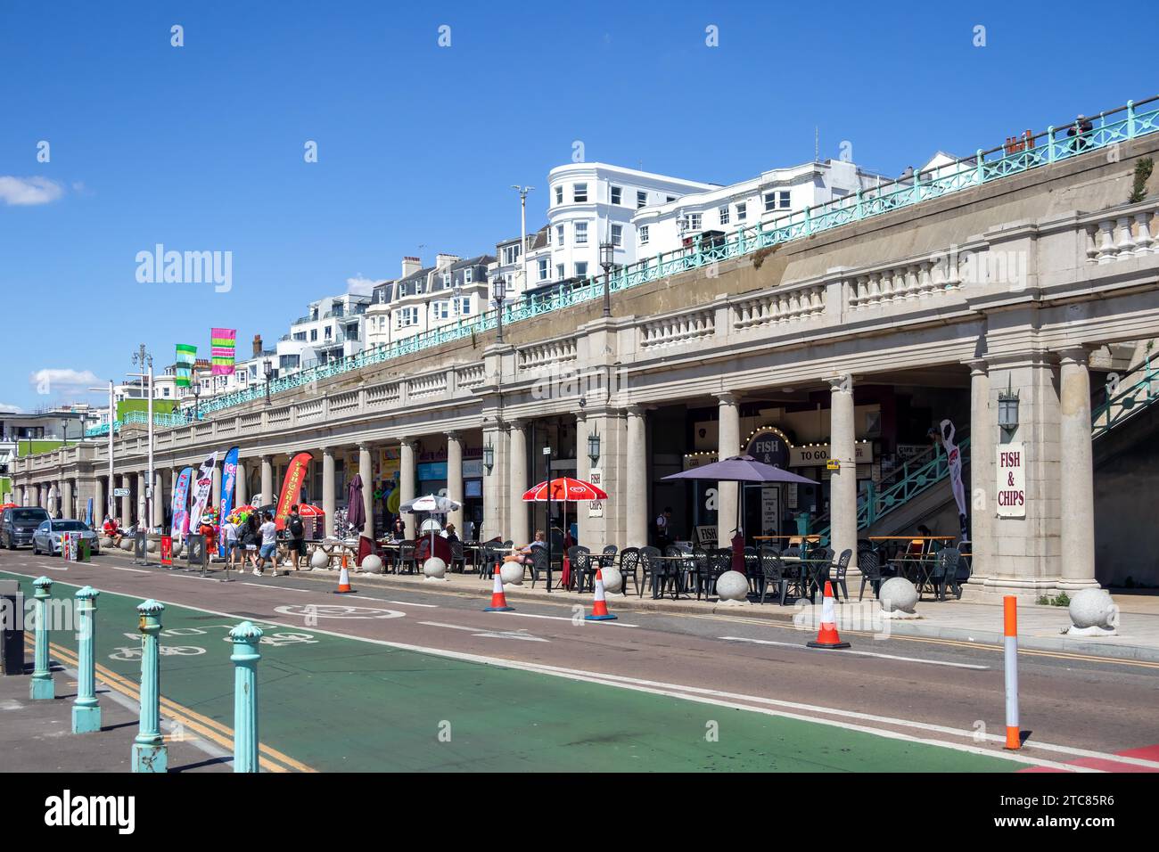 Brighton, East Sussex, UK, 5. AUGUST 2022 : Blick auf Restaurants und Geschäfte in Brighton am 5. August 2022. Nicht identifizierte Personen Stockfoto