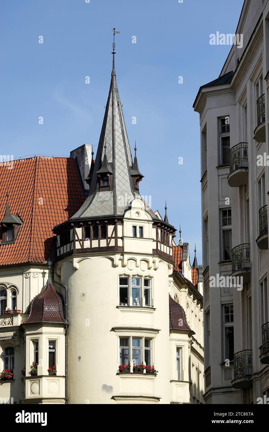 Ungewöhnliche gotische Stlye Wohnblock in Prag Stockfoto