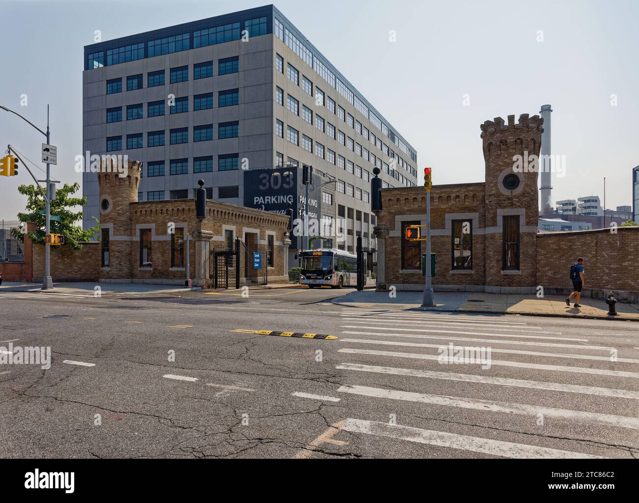 Sands Street Gate ist einer von fünf kontrollierten Zugangspunkten zum Brooklyn Navy Yard Industrial Park. Stockfoto