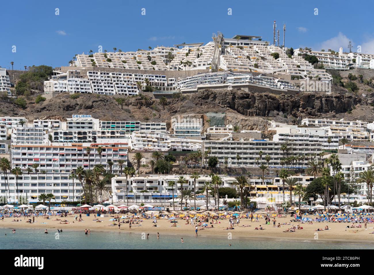 PUERTO RICO, GRAN CANARIA, KANARISCHE INSELN, 9. MÄRZ: Blick auf den Strand in Puerto Rico Gran Canaria am 9. März 2022. Nicht identifizierte Personen Stockfoto