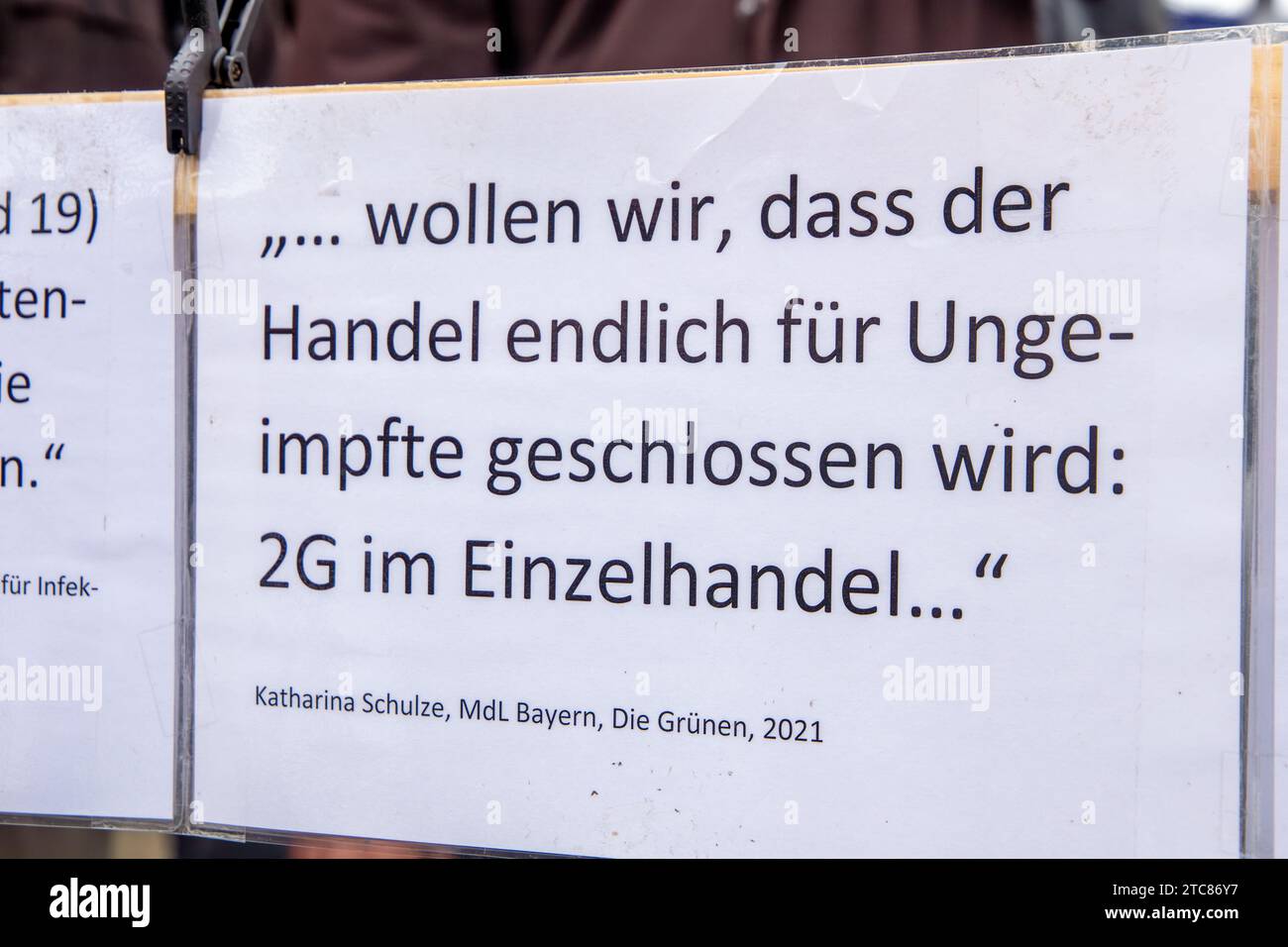 Karlsruhe, 10. Dezember 2023: Großdemo für die Aufarbeitung der Coronamaßnahmen. Dabei war gegen die Bundestagsabgeordneten, die für die einrichtung Stockfoto
