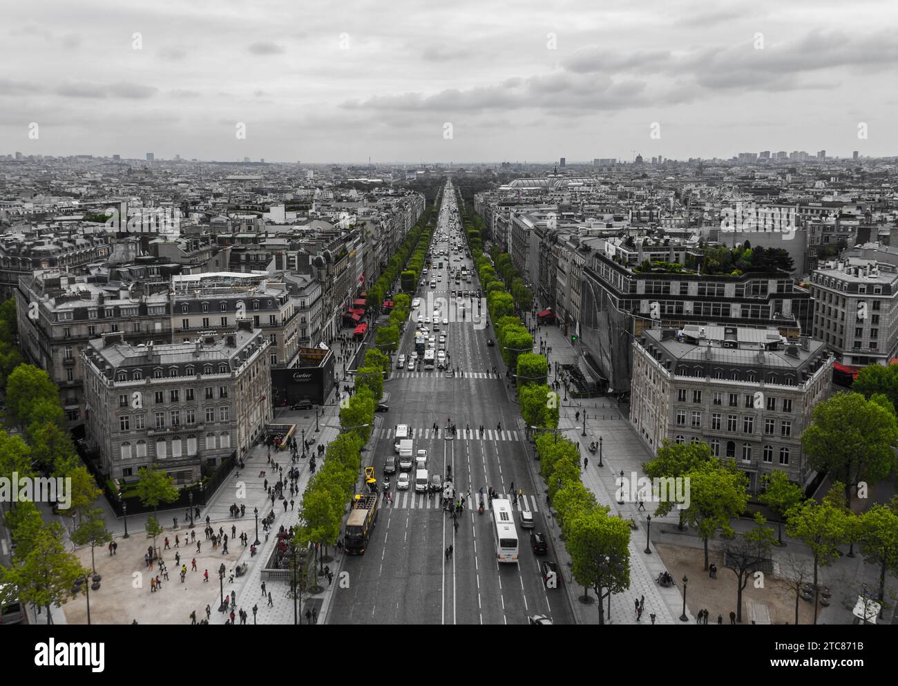 Ein Bild der Champs-Elysées von der Spitze des Arc de Triomphe Stockfoto