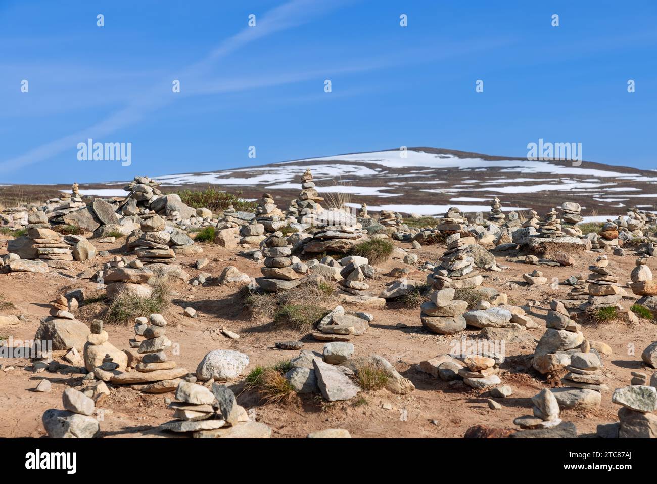 Ein ruhiger Blick auf handgefertigte Steinpyramiden, die den Polarkreis symbolisieren, in der Nähe des Polarkreises Center in Rana, Nordland, Norwegen Stockfoto