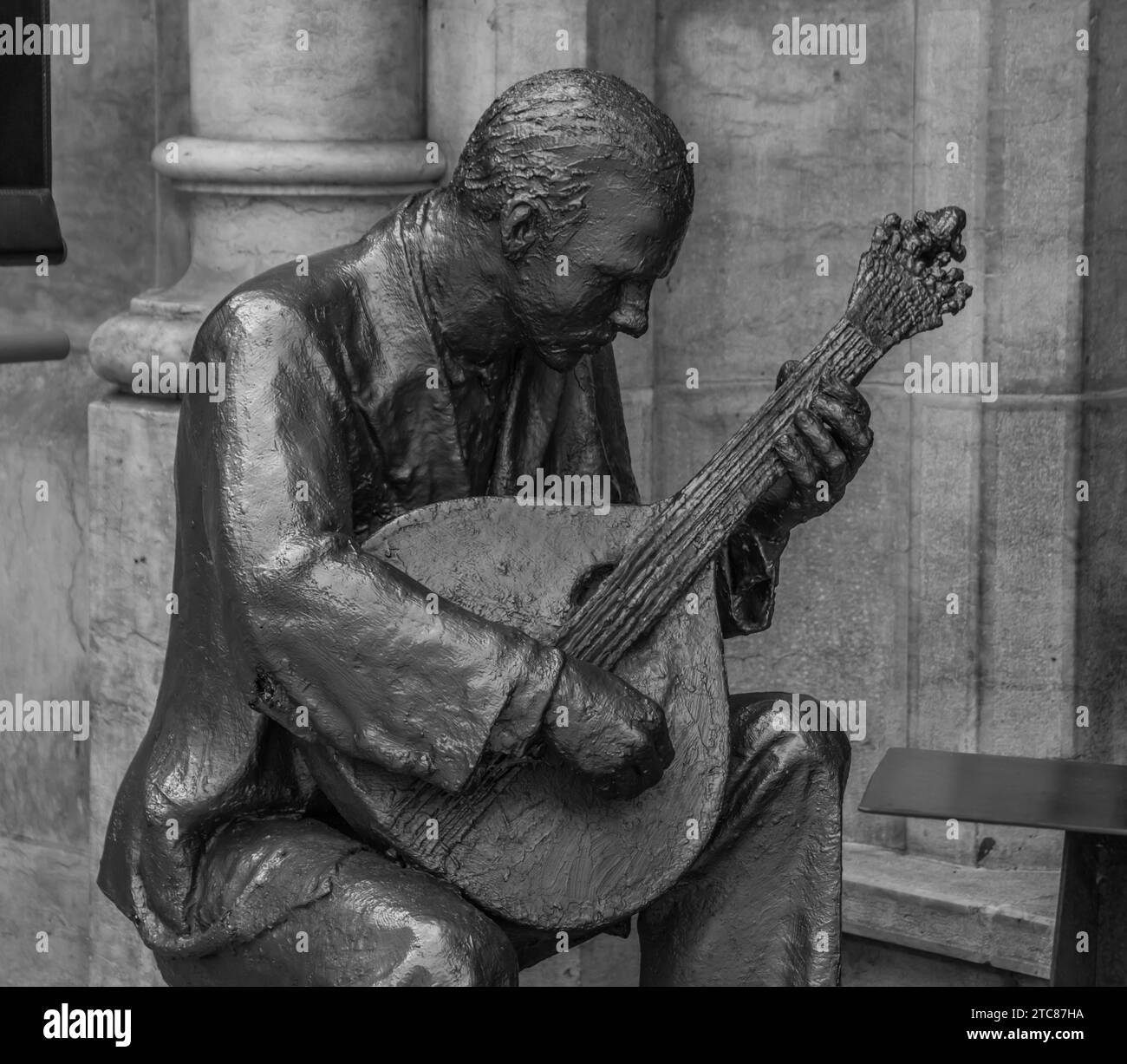 Ein Schwarzweißbild einer Skulptur, die das traditionelle portugiesische Fado-Musikgenre repräsentiert (aufgenommen in Lissabon) Stockfoto