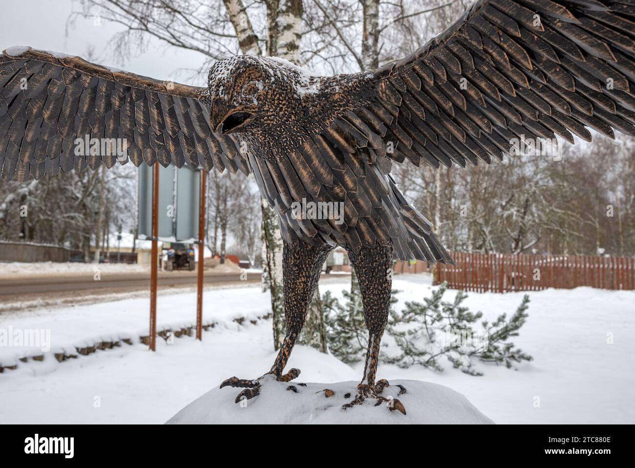 STARAYA LADOGA, RUSSLAND - 11. DEZEMBER 2022: Denkmal für den Falken (Symbol der fürstlichen Familie). Staraya Ladoga, Russland Stockfoto