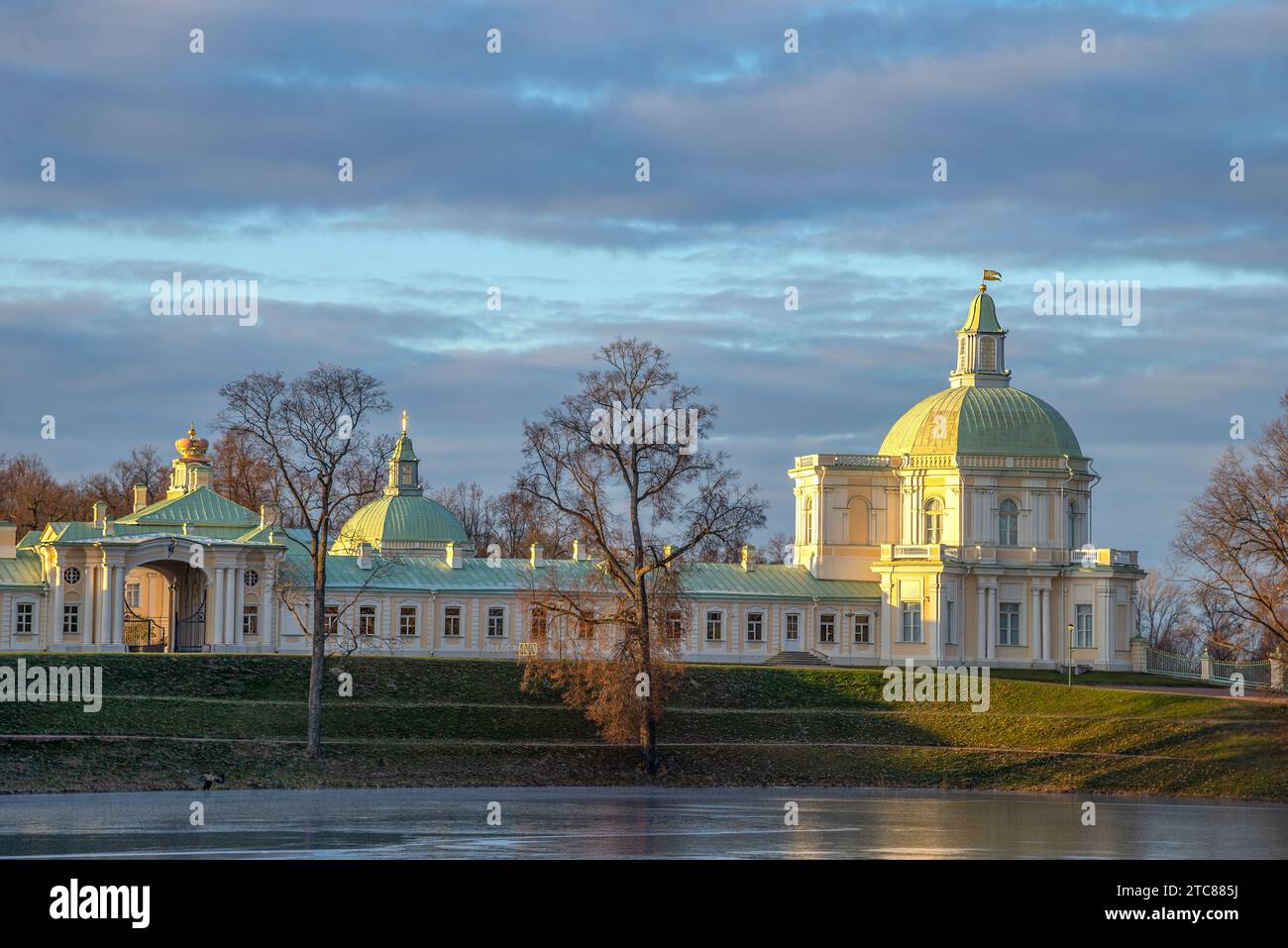 LOMONOSSOW, RUSSLAND - 19. NOVEMBER 2023: Der große Menshikow-Palast bei Sonnenuntergang. Oranienbaum, Russland Stockfoto
