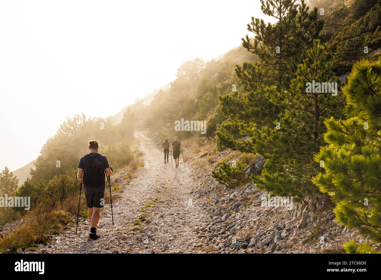 Wanderer auf einem Bergweg in Albanien im Morgenlicht Stockfoto