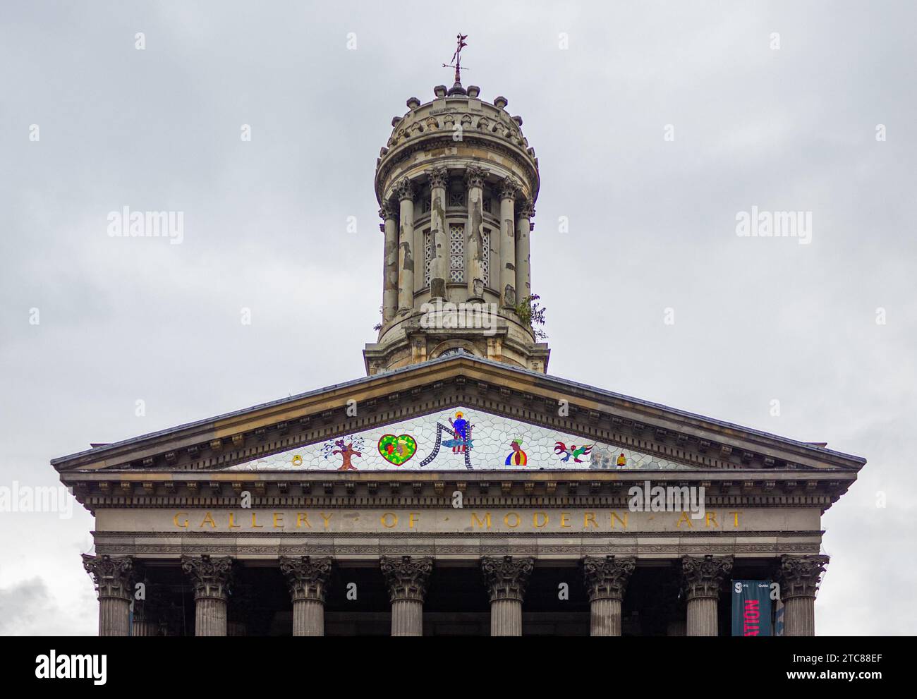 Ein Schwarzweißbild der Vorderfassade der Gallery of Modern Art (Glasgow) Stockfoto