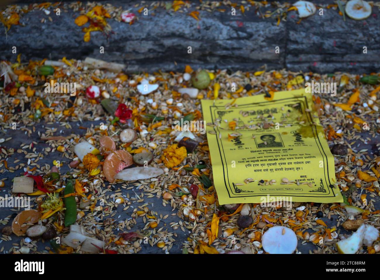 Am 11. Dezember 2023 in Kathmandu, Nepal. Ein Poster mit dem Bild der Seele der Abreise ist außerhalb des Tempelgeländes des UNESCO-Weltkulturerbes Pashupatinath-Tempel während des „Bala Chaturdashi“-Festivals abgebildet. Familienangehörige von verstorbenen Angehörigen führen verschiedene religiöse Rituale durch, zu denen die Verbreitung von Satabij (sieben Arten von Saatgut, Gerste, Sesam, Weizen, Gramm, Gramm, Mais und Hirse) um die Schreine im Tempelgelände herum. Familienmitglieder führen diese Religion aus, da sie glauben, dass die Seele des Abgangs Leben in Erlösung bekommt. (Foto von Abhishek Mahar Stockfoto