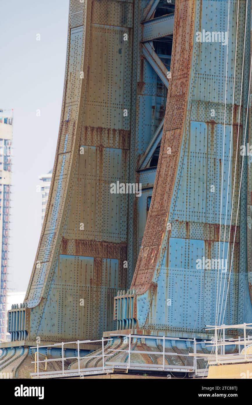 Massive Stahltürme stützen die Manhattan Bridge, eine von drei Hängebrücken zwischen Brooklyn und Manhattan. Stockfoto