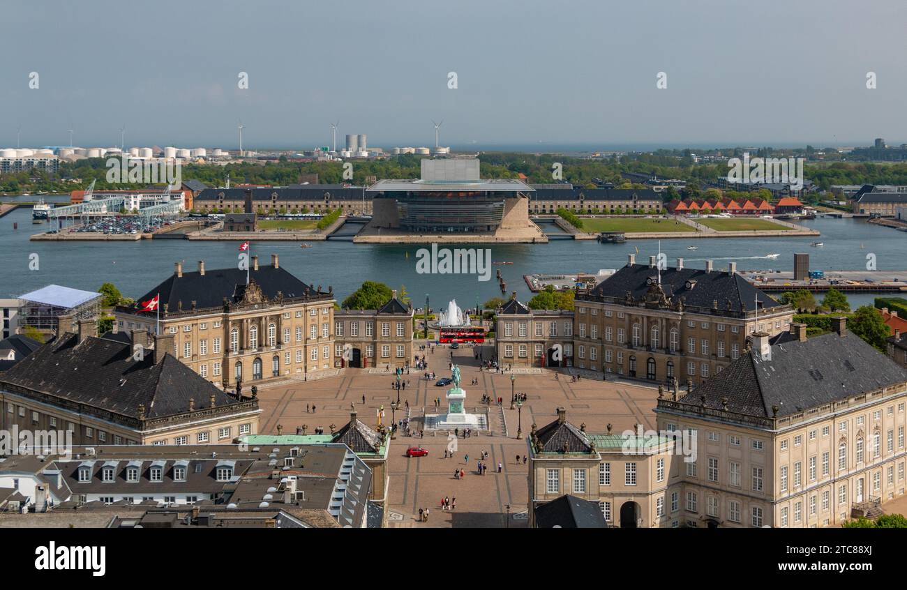 Ein Bild der Stadt Kopenhagen mit Blick auf das Schloss Amalienborg mit Blick auf die Oper Kopenhagen, aufgenommen von einem Aussichtspunkt Stockfoto
