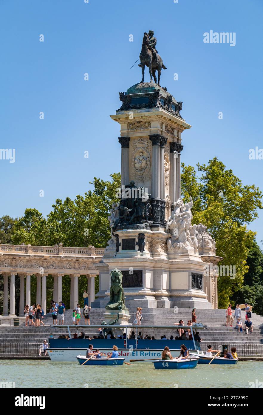 Ein Bild des Denkmals für Alfonso XII. Und des nahegelegenen Teichs im Parque del Retiro in Madrid Stockfoto