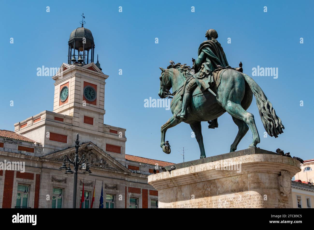 Ein Bild der Reiterstatue von Karl III. Und des echten Gebäudes Casa de Correos Stockfoto