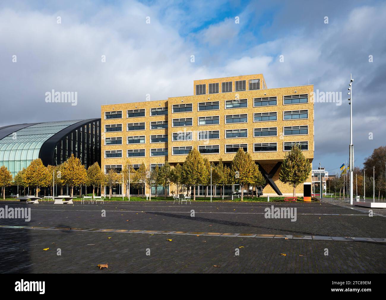 Region Brüssel Hauptstadt, Belgien - 19. November 2023 - Tour und Taxis Esplanade mit dem Gebäude der flämischen Regierung Credit: Imago/Alamy Live News Stockfoto