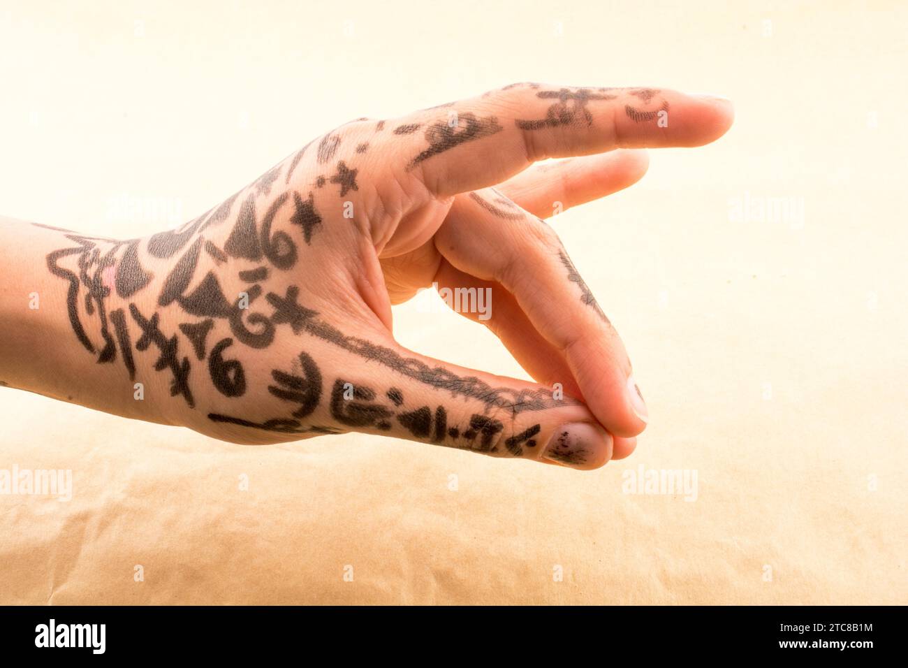 Hand mit Tattoo auf einem Hintergrund Stockfoto