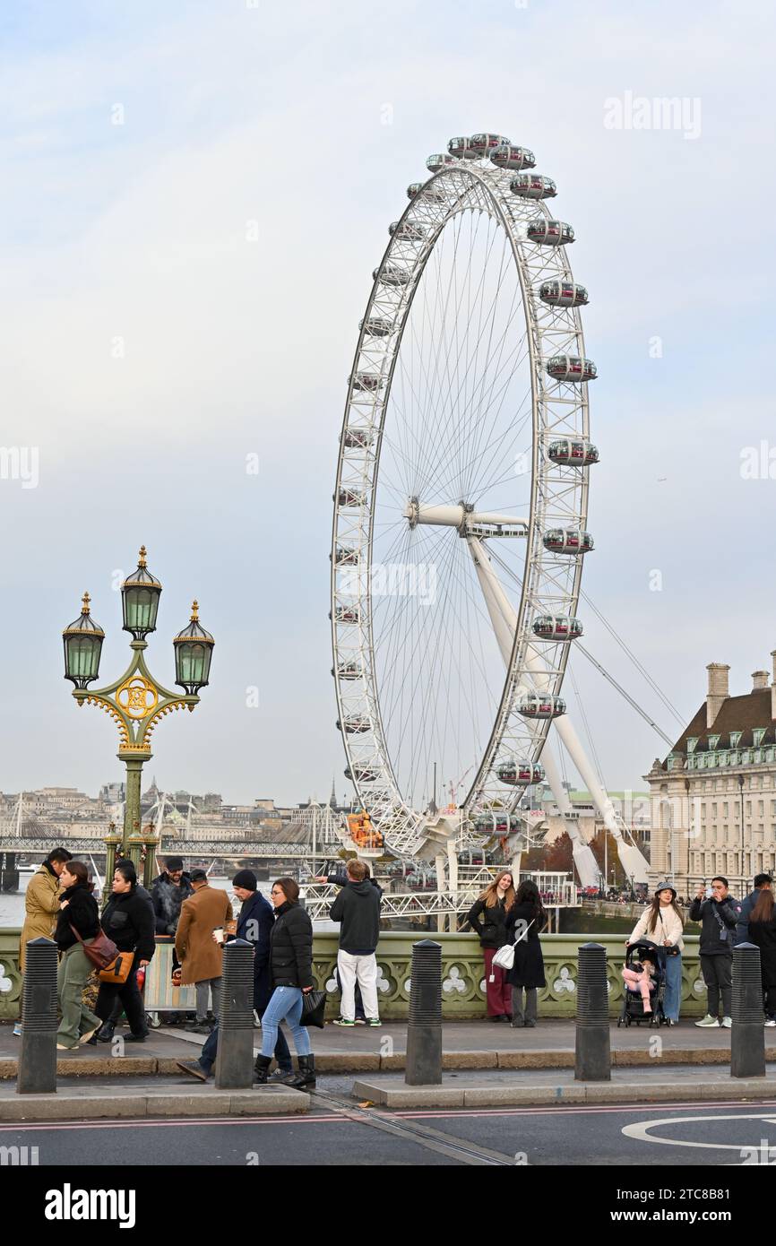 Das London Eye, oder das Millennium Wheel am Südufer der Themse in London, ist mit 32 Kapseln Europas höchstes auskragendes Beobachtungsrad Stockfoto