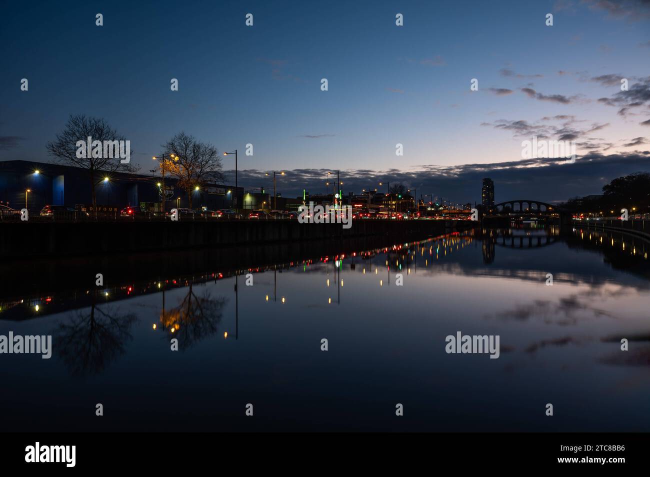Laeken, Flämische Region Brabant, Belgien, 28. November 2023 - die Metro-Zeitungsgesellschaft am Ufer des Kanals Kredit: Imago/Alamy Live News Stockfoto