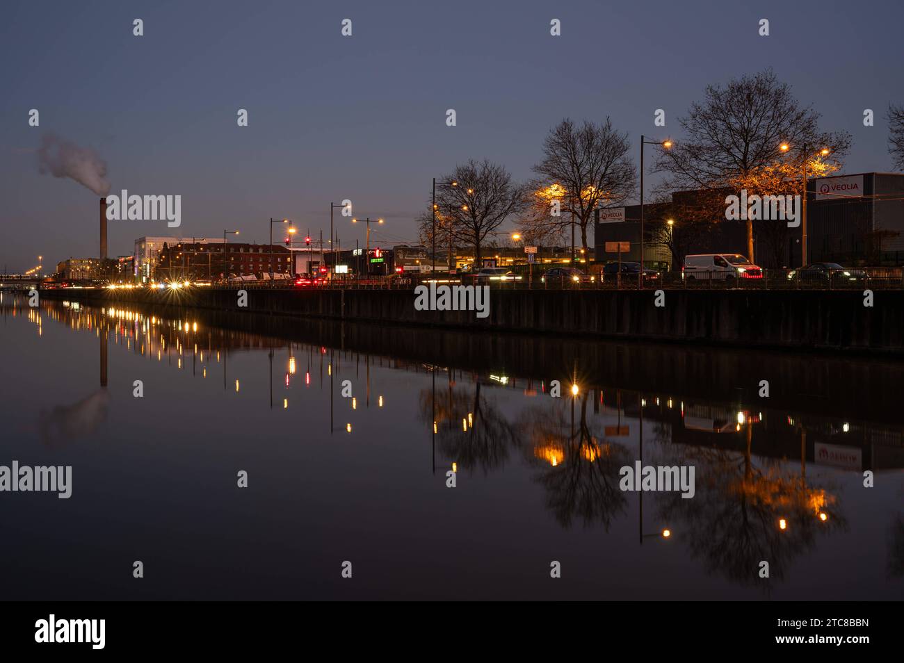 Laeken, Flämische Brabant Region, Belgien, 28. November 2023 - Industriebauten, Verkehr und Bäume reflektieren im Nachtlicht des Kanals Credit: Imago/Alamy Live News Stockfoto