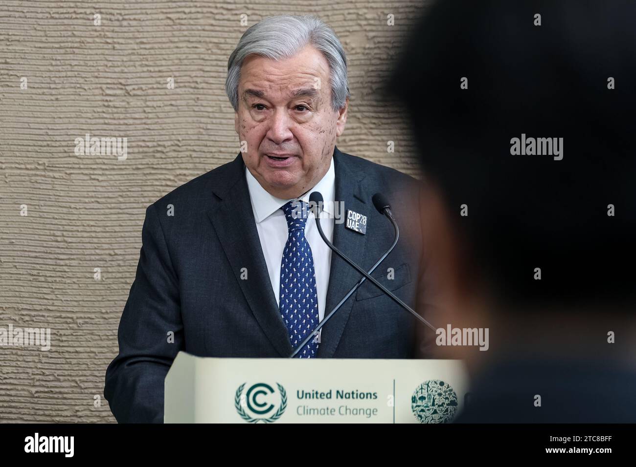 UN-Generalsekretär António Guterres spricht während einer Überwachung während der COP28, der UN-Klimakonferenz, die am 11. Dezember 2023 vom UNFCCC im Dubai Exhibition Center, Vereinigte Arabische Emirate, abgehalten wurde. Stockfoto