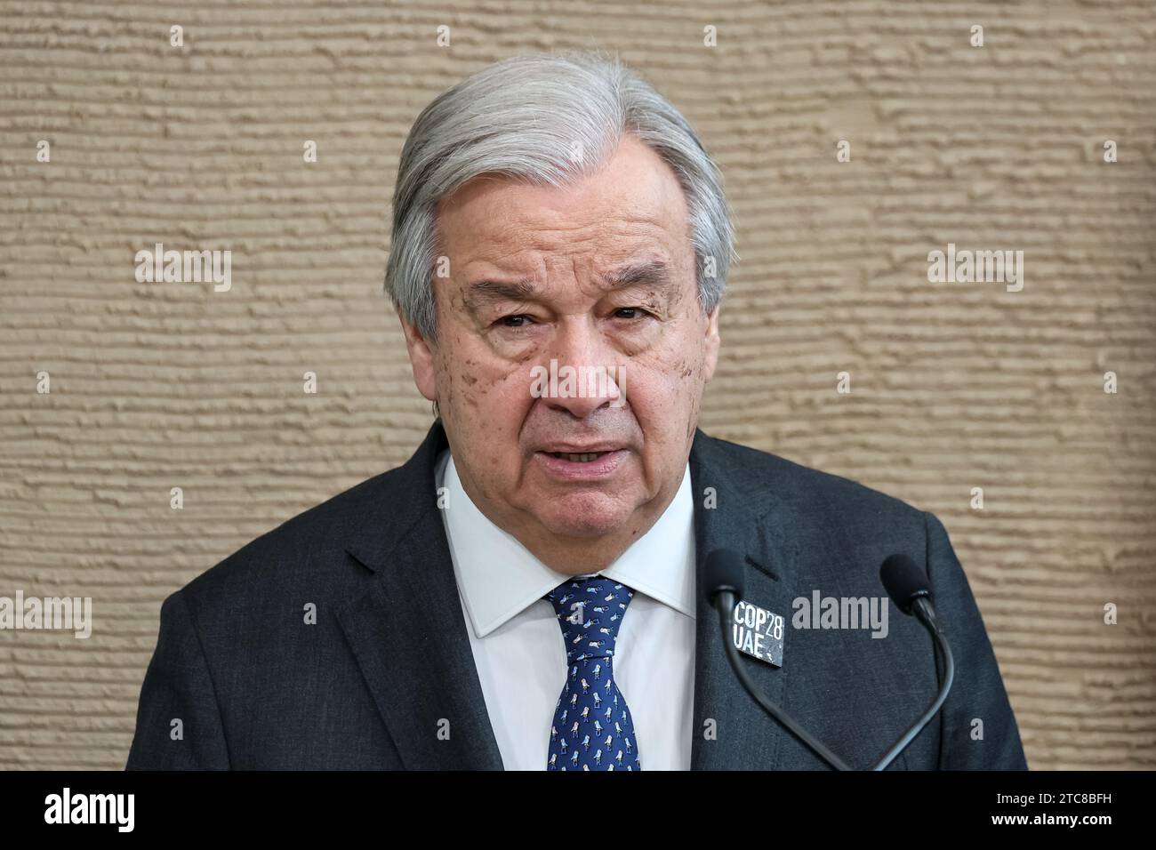 UN-Generalsekretär António Guterres spricht während einer Überwachung während der COP28, der UN-Klimakonferenz, die am 11. Dezember 2023 vom UNFCCC im Dubai Exhibition Center, Vereinigte Arabische Emirate, abgehalten wurde. Stockfoto