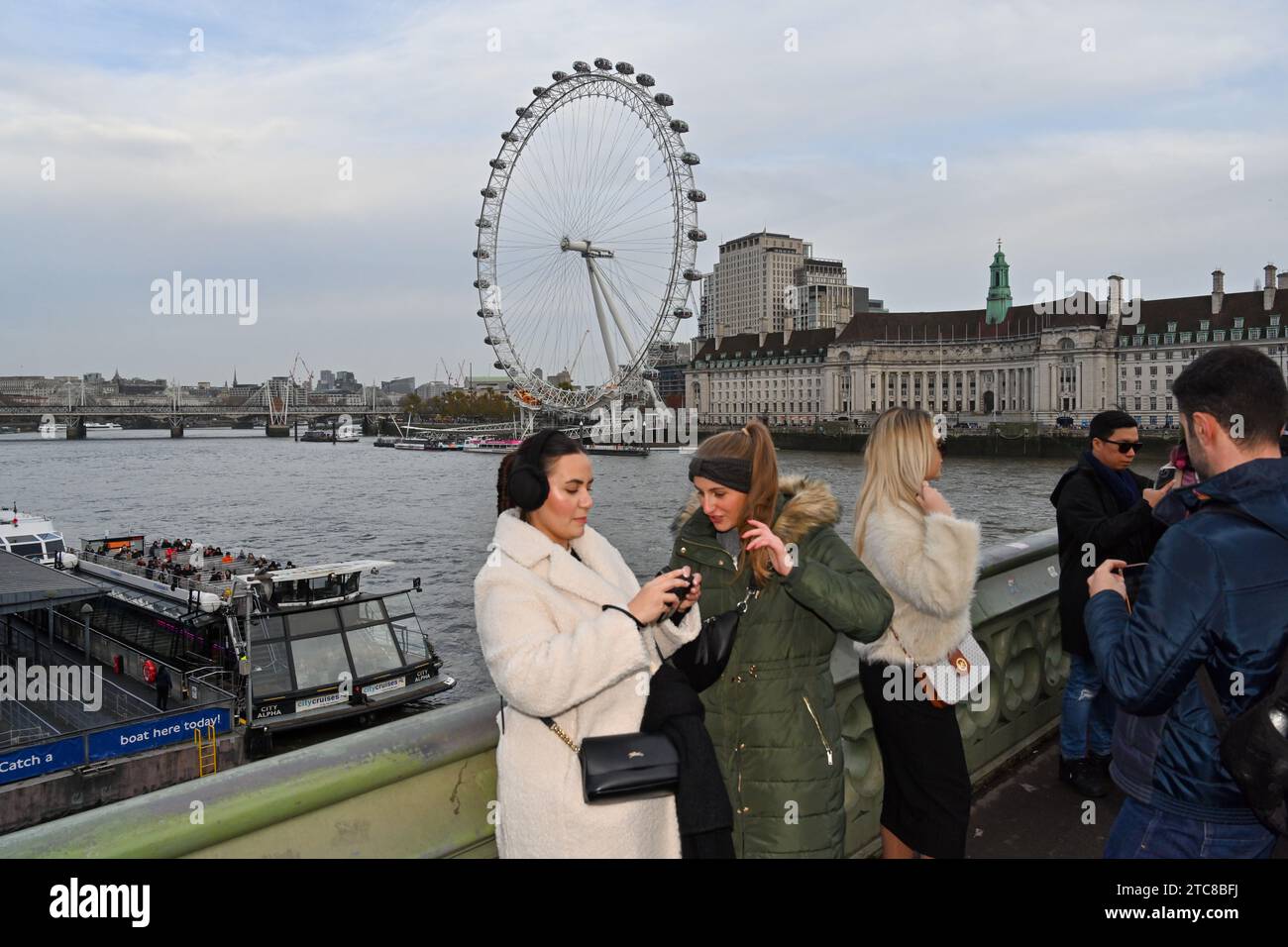 Das London Eye, oder das Millennium Wheel am Südufer der Themse in London, ist mit 32 Kapseln Europas höchstes auskragendes Beobachtungsrad Stockfoto