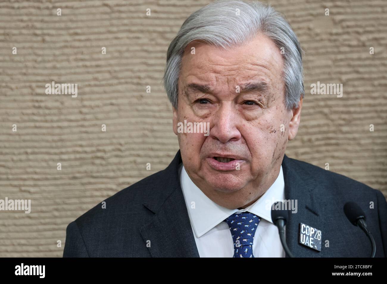 UN-Generalsekretär António Guterres spricht während einer Überwachung während der COP28, der UN-Klimakonferenz, die am 11. Dezember 2023 vom UNFCCC im Dubai Exhibition Center, Vereinigte Arabische Emirate, abgehalten wurde. Stockfoto