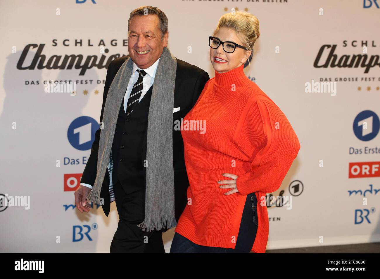 Saenger Roland Kaiser GER und Saengerin Beatrice Egli CHF mit Brille - ARD Liveshow Schlagerchampions - das große fest der Besten aus dem Velodrom in Berlin - Fotografiert am 07.01.2017 *** Sänger Roland Kaiser GER und Sängerin Beatrice Egli CHF mit Brille ARD Liveshow SchlagerChampions das große fest der Besten aus dem Velodrom in Berlin fotografiert am 07 01 2017 Pressebuero Schroedter Credit: Imago/Alamy Live News Stockfoto