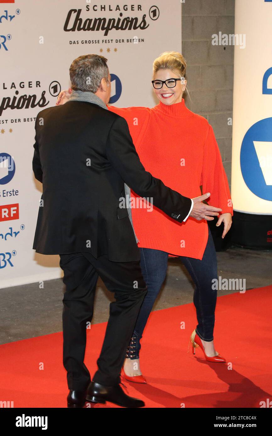 Saenger Roland Kaiser GER und Saengerin Beatrice Egli CHF mit Brille - ARD Liveshow Schlagerchampions - das große fest der Besten aus dem Velodrom in Berlin - Fotografiert am 07.01.2017 *** Sänger Roland Kaiser GER und Sängerin Beatrice Egli CHF mit Brille ARD Liveshow SchlagerChampions das große fest der Besten aus dem Velodrom in Berlin fotografiert am 07 01 2017 Pressebuero Schroedter Credit: Imago/Alamy Live News Stockfoto